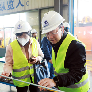 南寧市市場監(jiān)管局黨組書記、局長 李善欽率隊到縱覽集團調(diào)研指導 ...