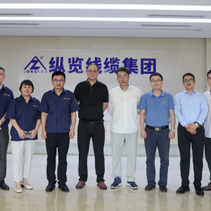 云南省機械工業(yè)行業(yè)協(xié)會、昆明電纜集團昆電工電纜有限公司領導一行到縱覽線纜集團參觀交流